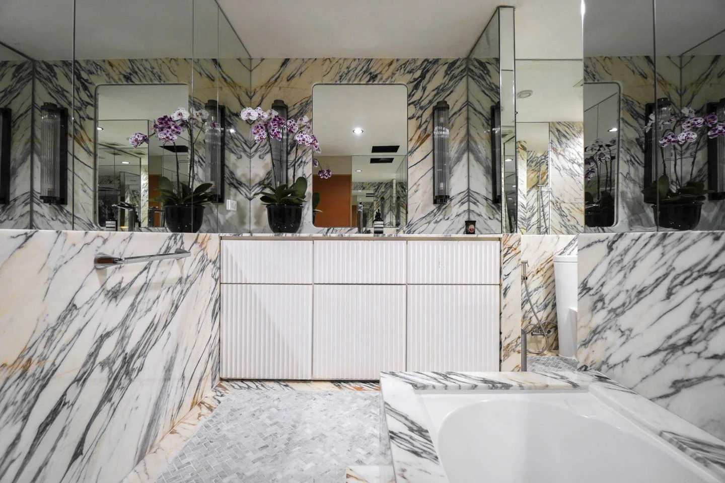 ห้องน้ำหินอ่อนสีขาว Arabescato White Marble