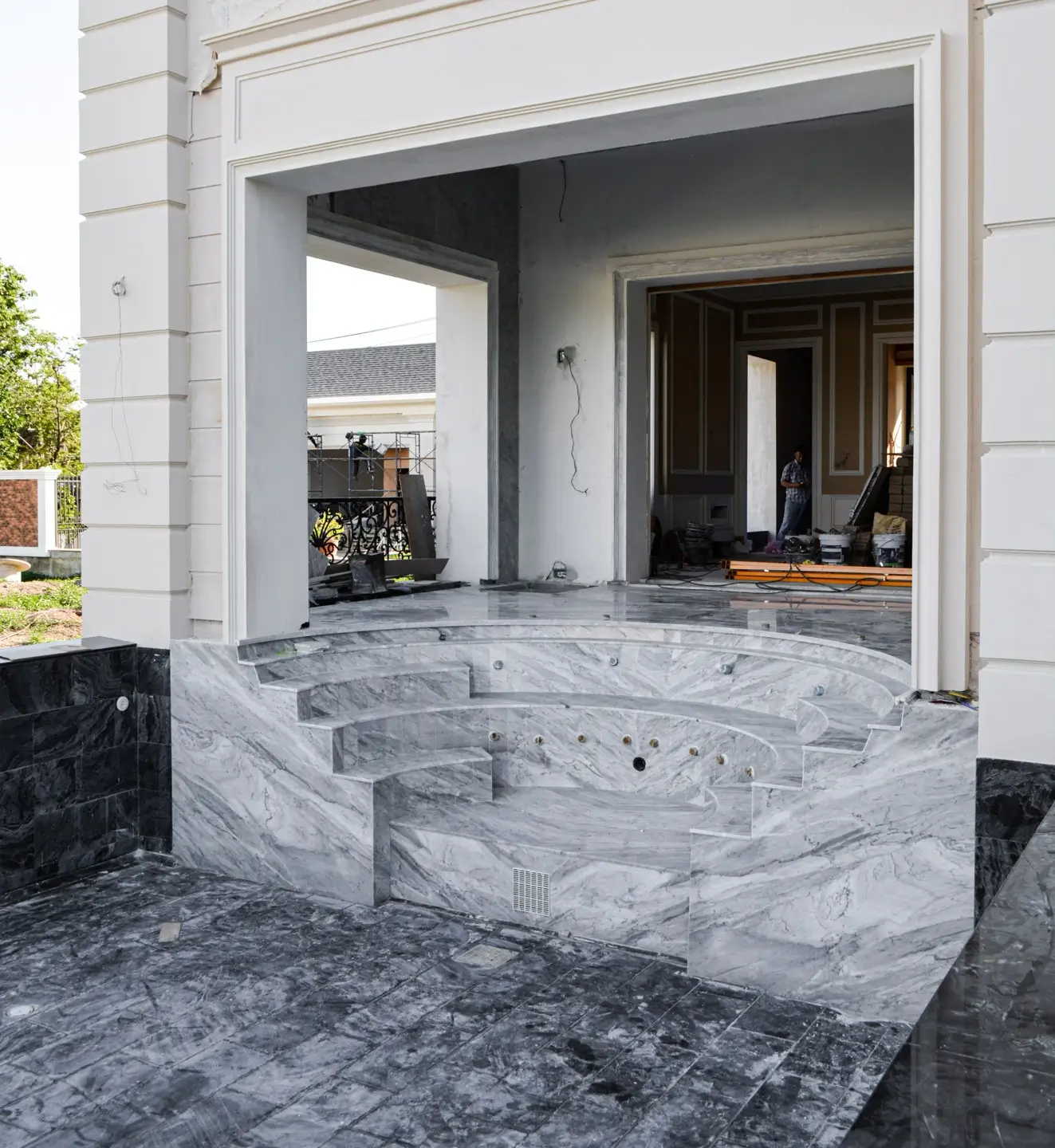 White Carrara marble is used to decorate swimming pools in classic-style homes