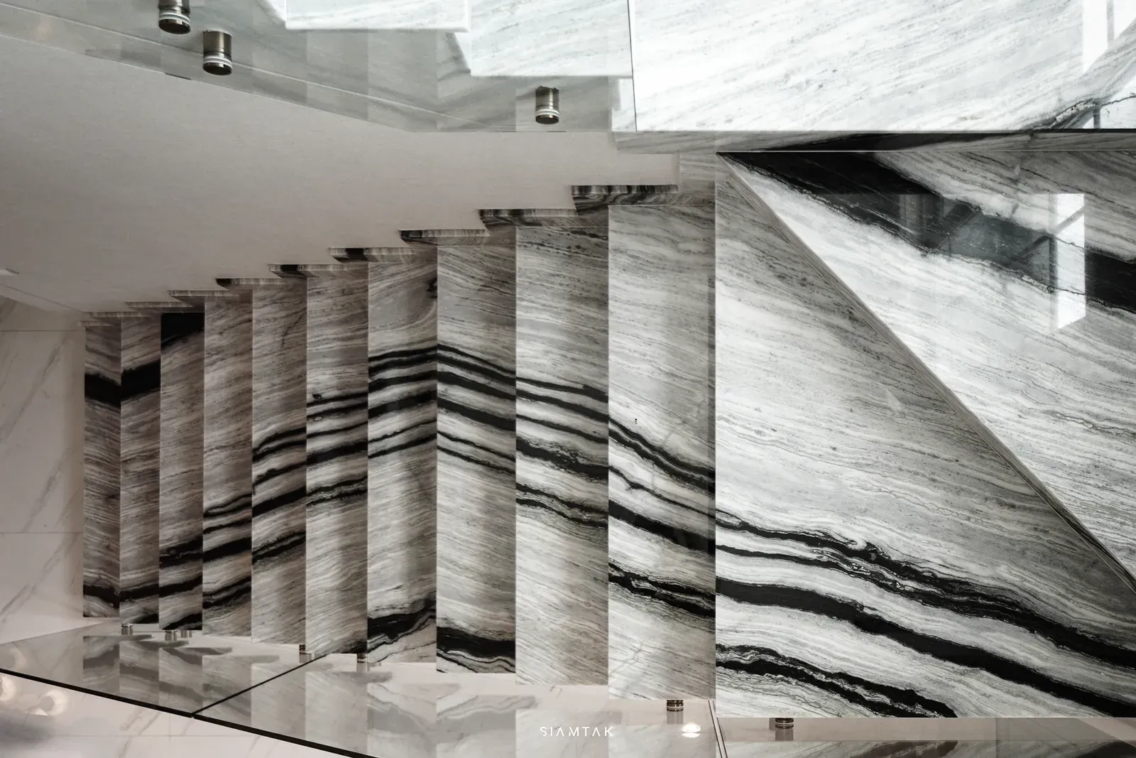 Marble wall with vein matching, the veins flowing continuously across several slabs