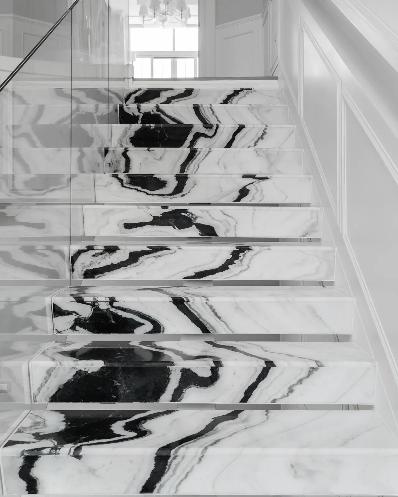 Black and white marble staircase with veins continuing from one step to the next, a Siamtak project