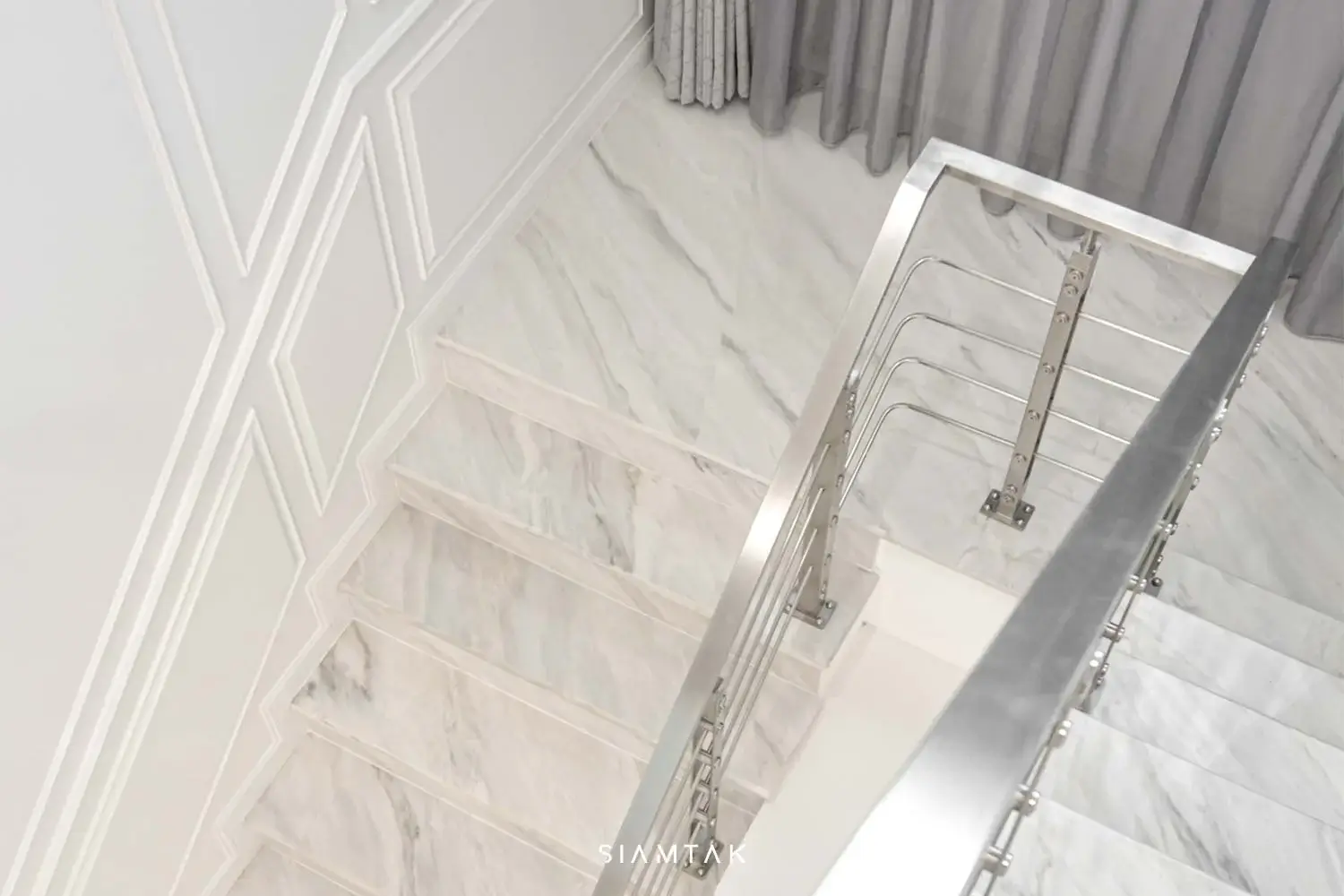 The Palissandro Classico marble staircase turns 180°