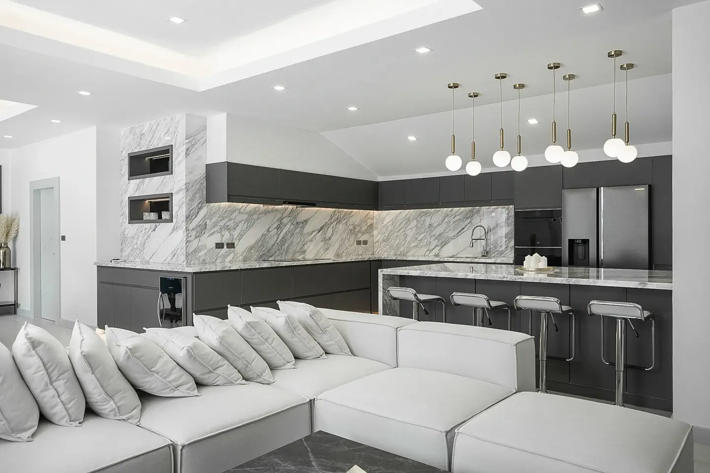 Arabescato white marble and contemporary style homes