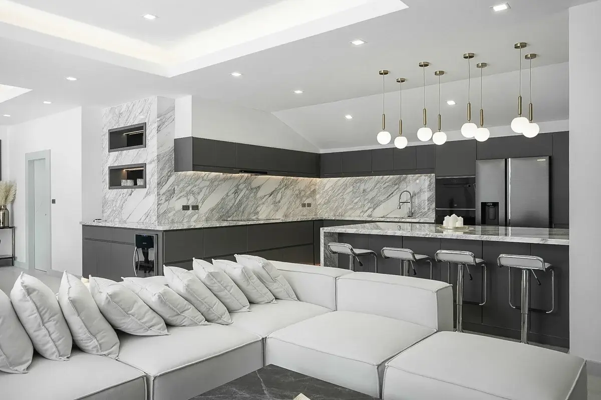 ผนังครัวหินอ่อนและเคาน์เตอร์หินอ่อน Arabescato กับบ้านสไตล์ Modern
