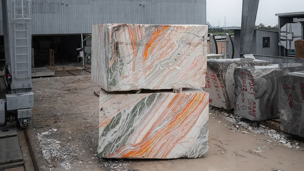 บล็อกหินอ่อน Van Gogh Onyx ในโรงงานหินอ่อนของสยามตาก