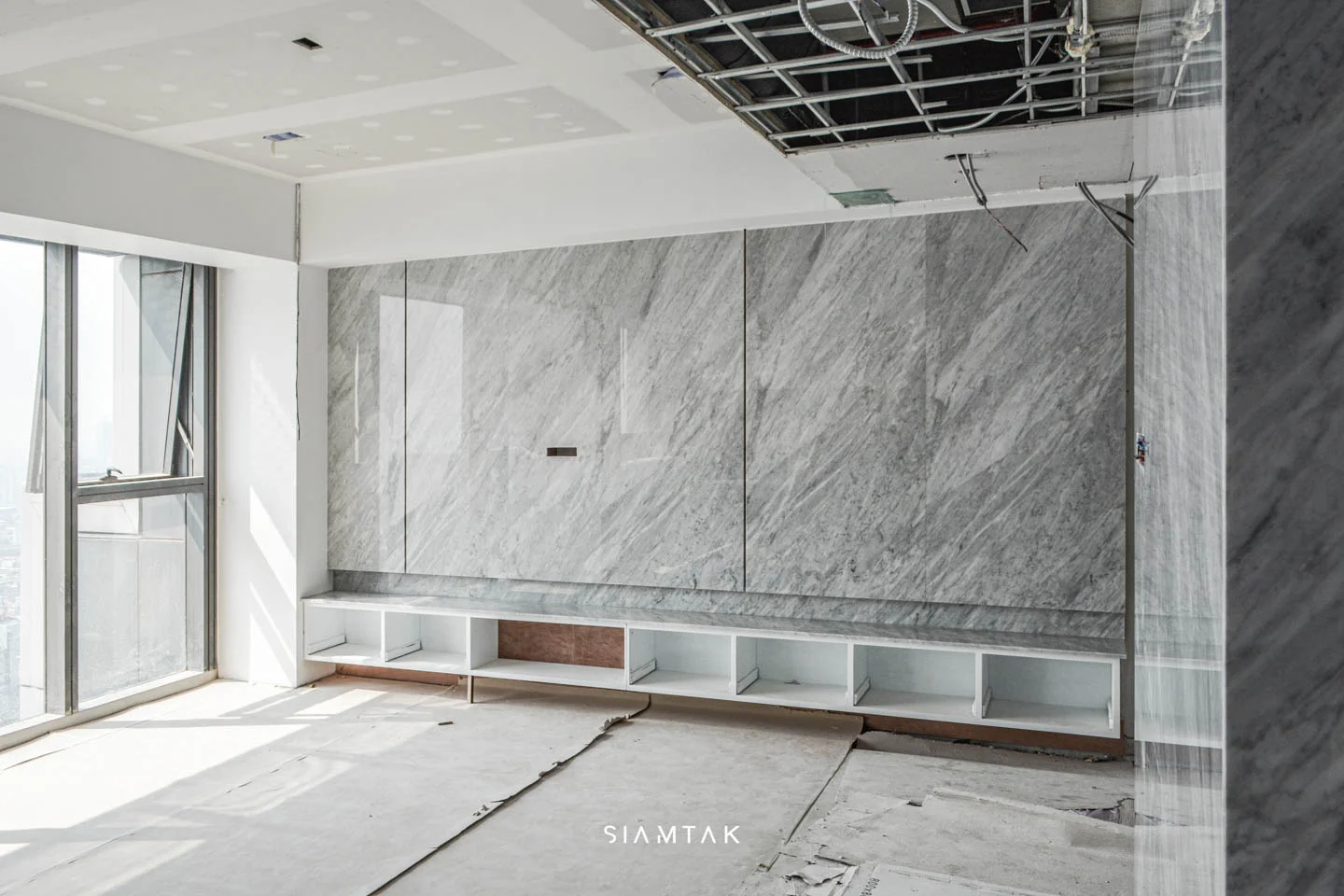 ผนังห้องนั่งเล่นที่ทำจากหินอ่อน White Carrara